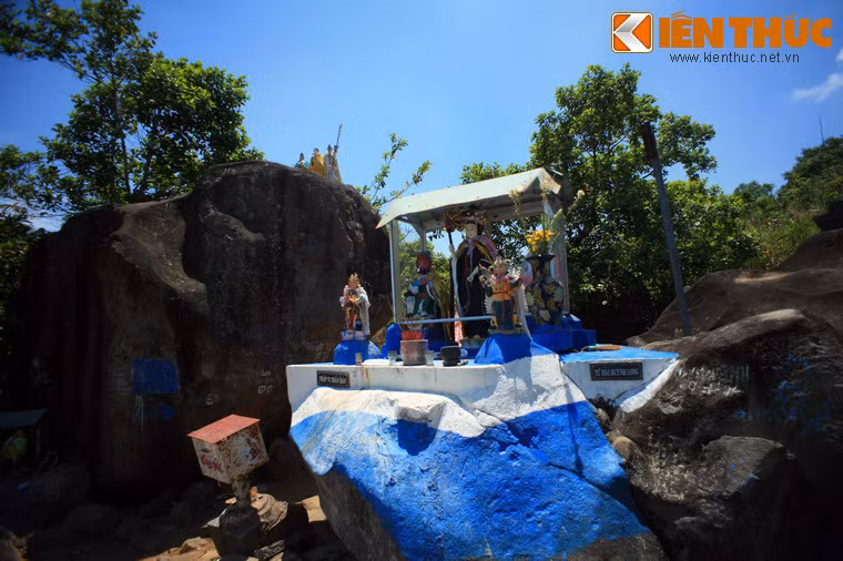 Bàn thờ các vị thần trên đỉnh núi.