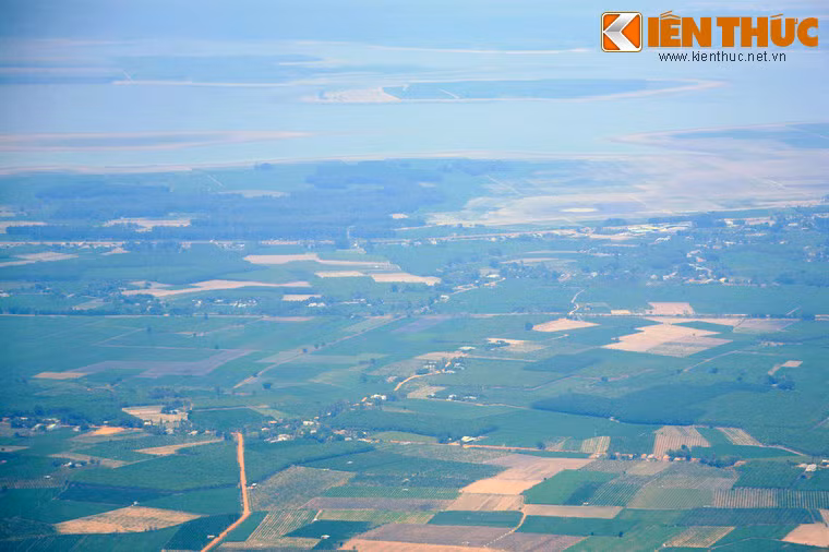 Hồ Dầu Tiếng nhìn từ đỉnh Bà Đen.