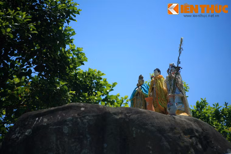 Tượng Phật và Bồ Tát.