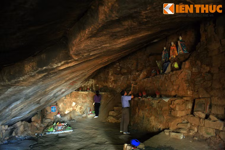 Ngoài ra trên núi còn nhiều hang đá tự nhiên được cho là rất thiêng, thu hút nhiều người dân đến cúng lễ.