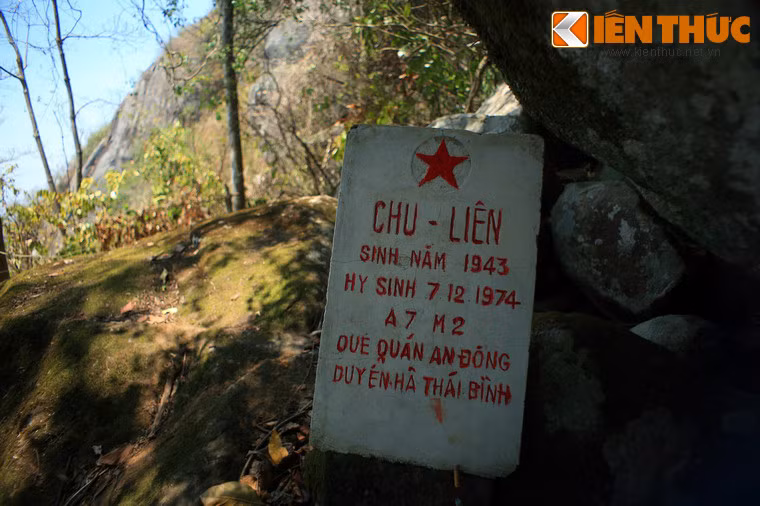 Bên cạnh vẻ đẹp thiên thiên, núi Bà Đen còn mang nhiều dấu ấn lịch sử của cuộc kháng chiến chống Pháp và chống Mỹ. Đây là nơi an nghỉ của nhiều chiến sĩ sau các trận đánh khốc liệt với quân xâm lược.