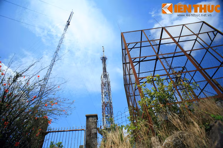 Điểm cao nhất của đỉnh núi đặt các trụ phát sóng do quân đội quản lý.