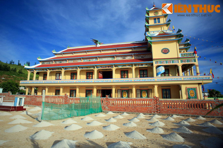 Công trình được xây ba tầng, lưng dựa núi, mặt hướng ra biển, toát lên vẻ đồ sộ, nguy nga. Tòa tháp chuông 4 tầng vươn lên nền trời xanh là điểm nhấn kiến trúc của điện thờ Phật Mẫu.