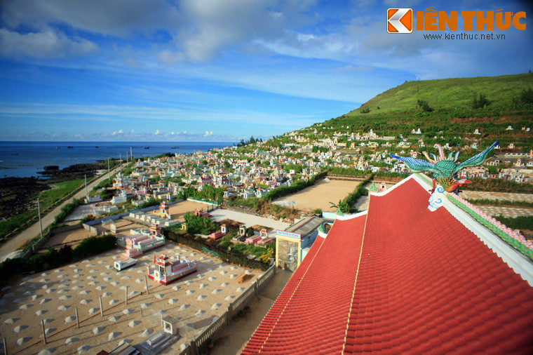 Từ bên trong điện thờ có hệ thống cầu thang dẫn lên tháp chuông, nơi có thể quan sát cảnh quan tuyệt đẹp của Lý Sơn. Kể từ khi khánh thành, điện thờ Phật Mẫu đã trở thành điểm tham quan lý thú của du khách khi ghé thăm Lý Sơn.