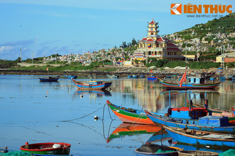 5. Nằm bên bờ biển xã An Vĩnh, điện thờ Phật Mẫu họ đạo Lý Sơn là một công trình kiến trúc độc đáo của đạo Cao Đài trên đảo Lý Sơn. Điện thờ được xây dựng từ năm 2009 - 2013, theo kiến trúc kiểu Thánh Thất Cao Đài với sự kết hợp giữa các yếu tố truyền thống và hiện đại.