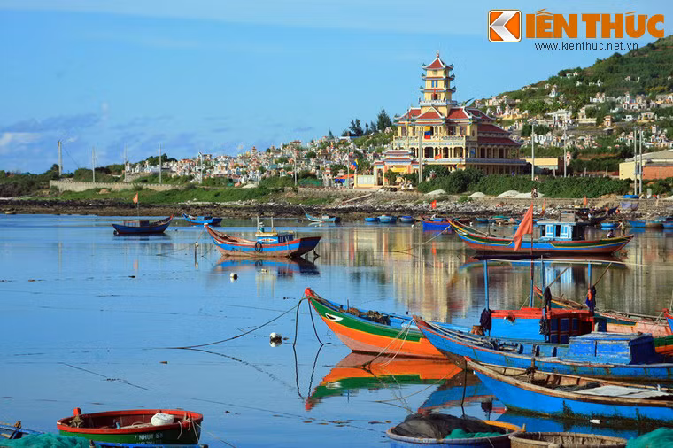 5. Nằm bên bờ biển xã An Vĩnh, điện thờ Phật Mẫu họ đạo Lý Sơn là một công trình kiến trúc độc đáo của đạo Cao Đài trên đảo Lý Sơn. Điện thờ được xây dựng từ năm 2009 - 2013, theo kiến trúc kiểu Thánh Thất Cao Đài với sự kết hợp giữa các yếu tố truyền thống và hiện đại.