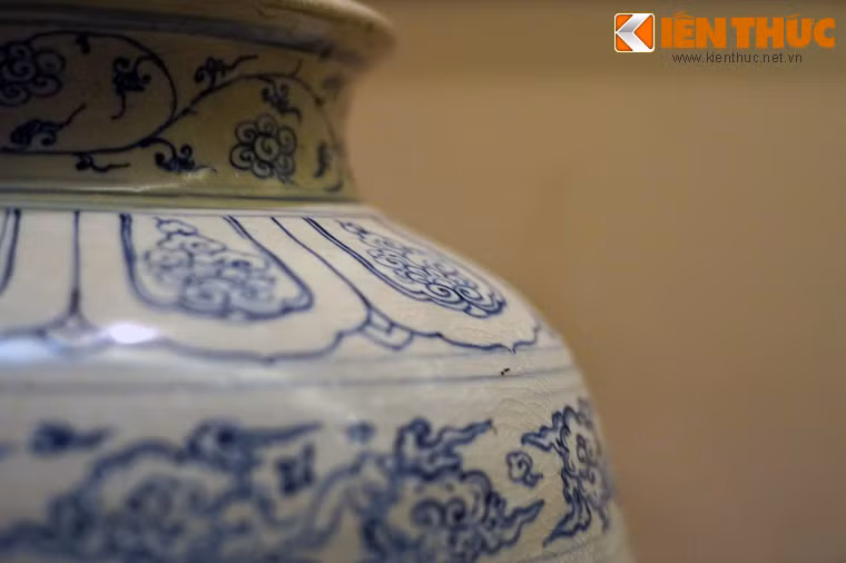 Bình có niên đại từ thế kỷ 15, chiều cao 56,5cm, đường kính miệng, 23,8cm, đường kính đáy 25,8 cm.