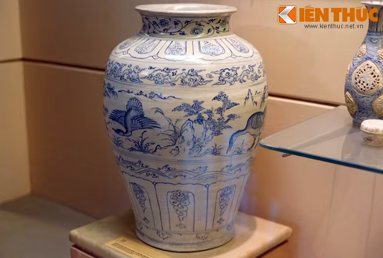 Hoa văn trên bình bố trí theo 7 băng: hoa dây, cánh sen kép trong có xoắn ốc, vân mây dải hình khánh, thiên nga, sóng nước, lá đề, phong cảnh, lá đề xen lẫn bốn chim Thiên Nga với các tư thế bay đậu khác nhau.