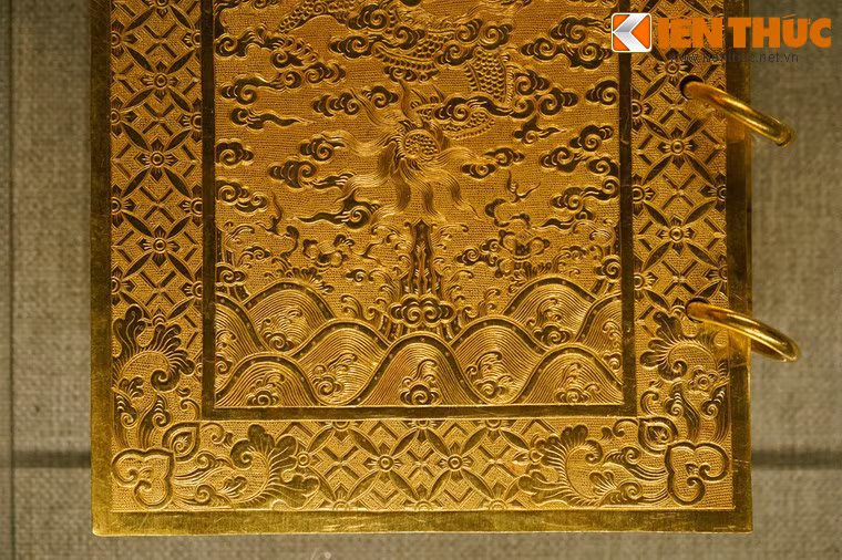 Từ đời vua Đồng Khánh (1885 – 1889) về sau, do tình hình quốc khố nghèo nàn, những kim sách, kim bảo theo lệ cũ làm bằng vàng đều đổi thành bạc mạ vàng.