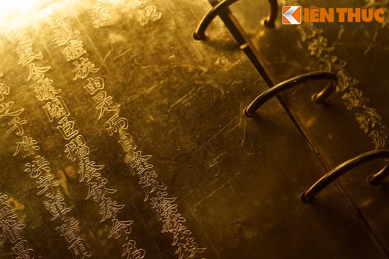 Một số hình ảnh khác về các Kim sách nhà Nguyễn đang được trưng bày ở Bảo tàng Lịch sử Quốc gia.