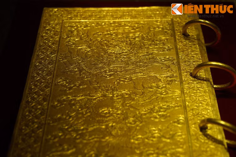 Mặc dù quy định về kim sách rất nghiêm ngặt, nhưng tùy tình hình thực tế mà các hoàng đế đương triều cũng có những thay đổi linh động, mềm dẻo cho phù hợp.