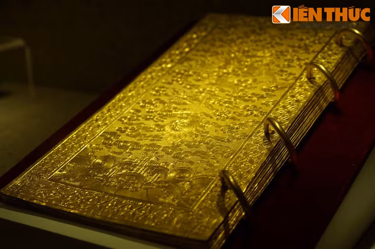 Quy cách kim sách được điển chế vương triều quy định rất nghiêm cẩn. Tùy theo tước hiệu được tôn phong cao thấp khác nhau mà chất liệu, kích thước, trọng lượng và số tờ kim sách khác nhau.