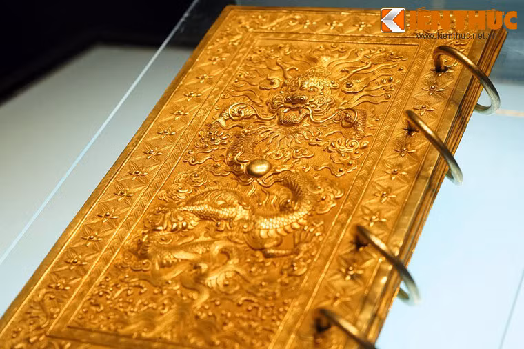 Đây là những cuốn sách được làm bằng vàng, bạc hoặc bạc mạ vàng để ghi lại sắc mệnh, chiếu dụ vua ban về các việc chính sự, lễ nghi triều đình.