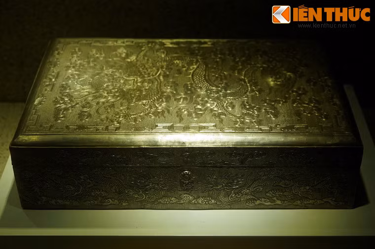 Hộp đựng kim sách thường được làm bằng bạc, được chế tác rất tinh xảo.