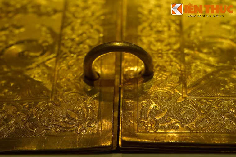 Năm 1862, sau khi ký hòa ước Nhâm Tuất với thực dân Pháp, hoàng đế Tự Đức đã phải thu hồi nhiều kim sách, kim ấn đã ban cho các hoàng thân, công chúa trước đây, nấu thành thỏi để bồi thường chiến phí. Nhưng theo mẫu cũ cải cấp lại bằng sách đồng để lưu giữ đời đời.