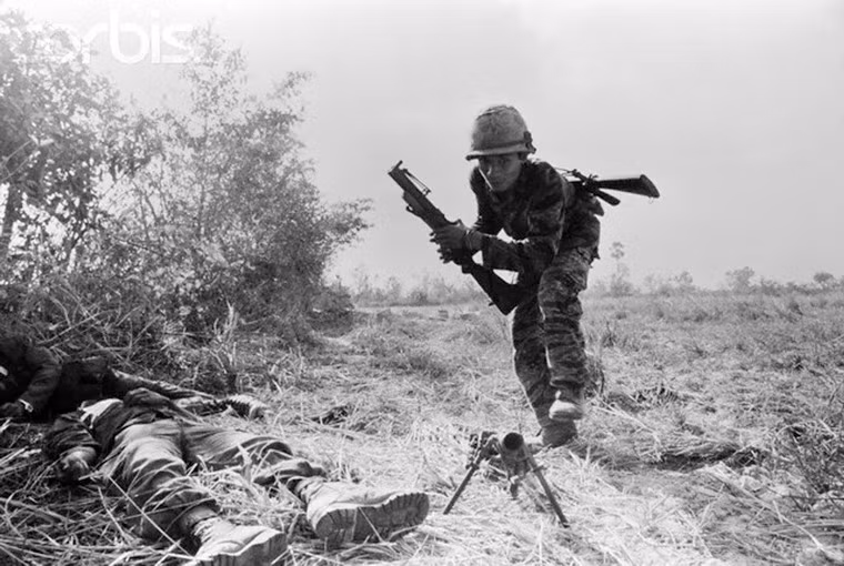 Lính Lon Nol tiến đến gần xác một đồng đội.