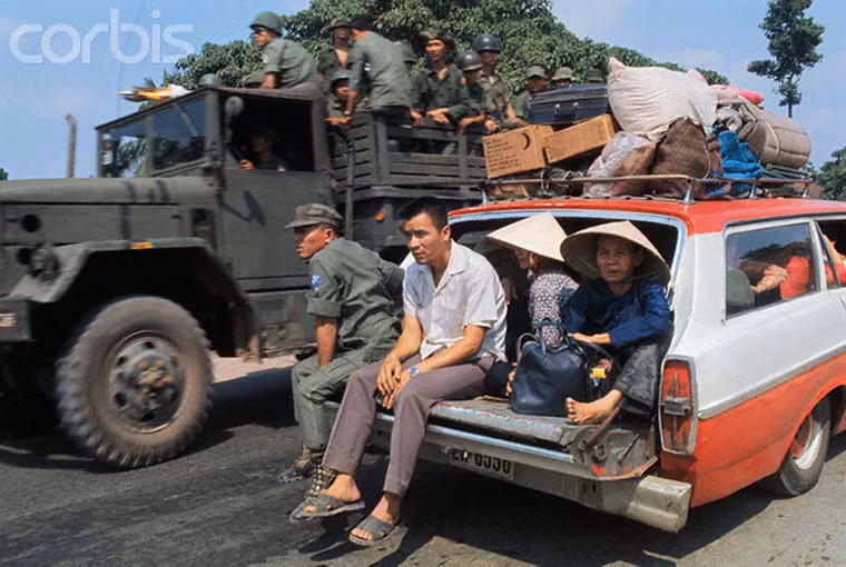 Một chiếc xe chở ngưởi di tản chất đầy đồ đạc.