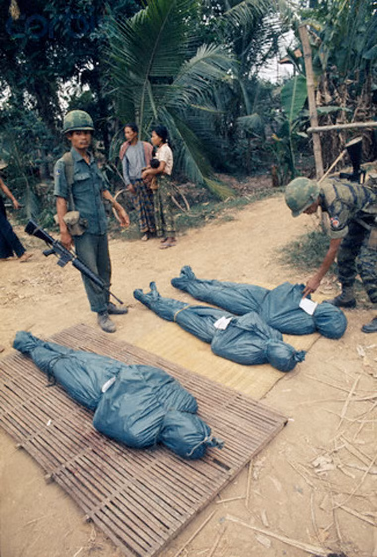 Xác những thường dân thiệt mạng trong chiến tranh được thu gom.