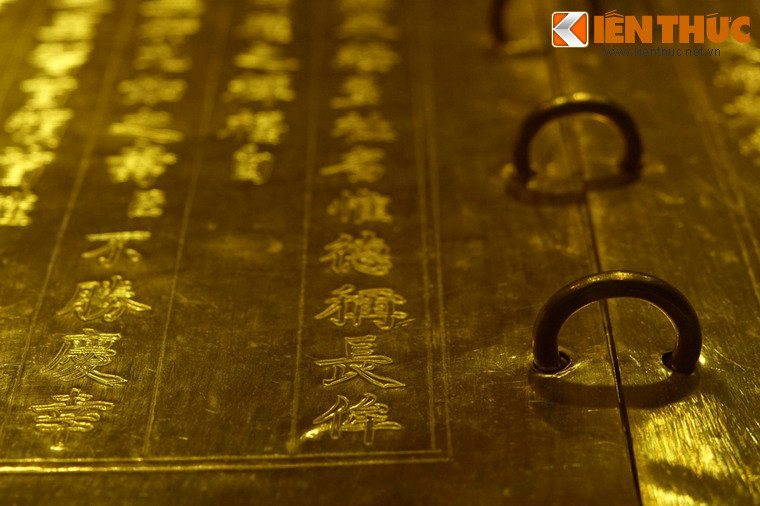 Ngược dòng lịch sử, việc làm kim sách nhà Nguyễn được giao cho bộ Lễ. Trước hết, kim sách được dùng cho lễ đăng quang của vua. Sử chép: “Đến ngày làm lễ, đặt nghi lễ đại triều ở điện Thái Hòa, hoàng đế tới ngự, bách quan kính đưa sách vàng lên, dâng tôn hiệu và bài biểu, làm lễ khánh hạ”.