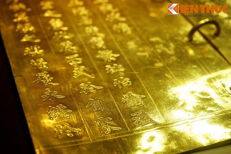 Nội dung của các kim sách được viết theo lối biền ngẫu, ca tụng công lao của người gắn với cuốn sách. Qua nội dung khắc trong kim sách, người ta có được nhiều thông tin hữu ích về lịch sử, tư tưởng đạo đức, điển chế, điển lễ... đương triều.