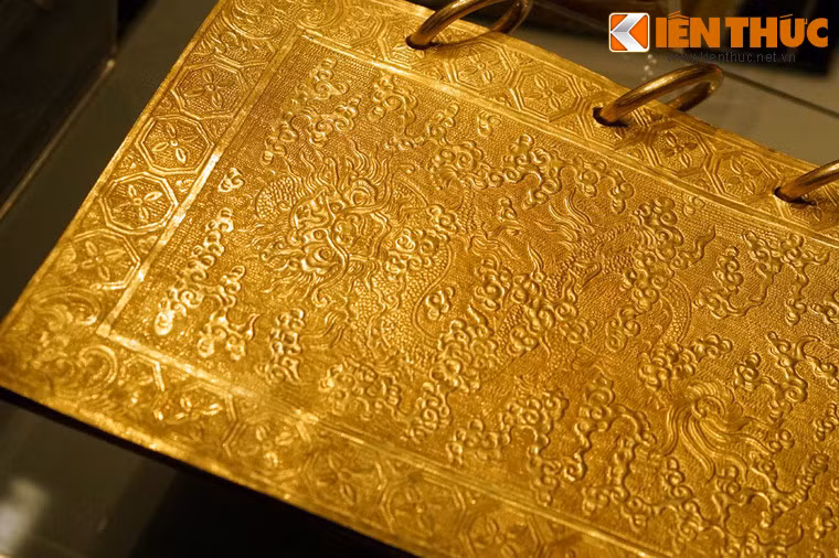 Sách của hoàng thái tử làm bằng vàng mười tuổi, có năm tờ, tờ trước tờ sau khắc rồng, mây, ba tờ giữa khắc sách văn; dài năm tấc sáu phân sáu li, ngang ba tấc hai phân bốn li, dày hai li; bốn khuyên tròn bằng vàng.