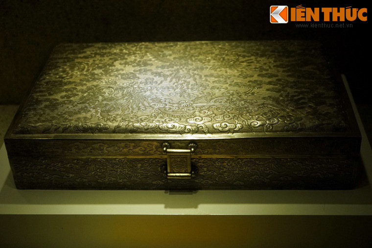 Hòm để sách được làm bằng bạc, bốn mặt chung quanh và nắp đều khắc rồng, có một hòm gỗ đỏ đựng ở ngoài, bịt góc và chìa khóa đều bằng vàng.