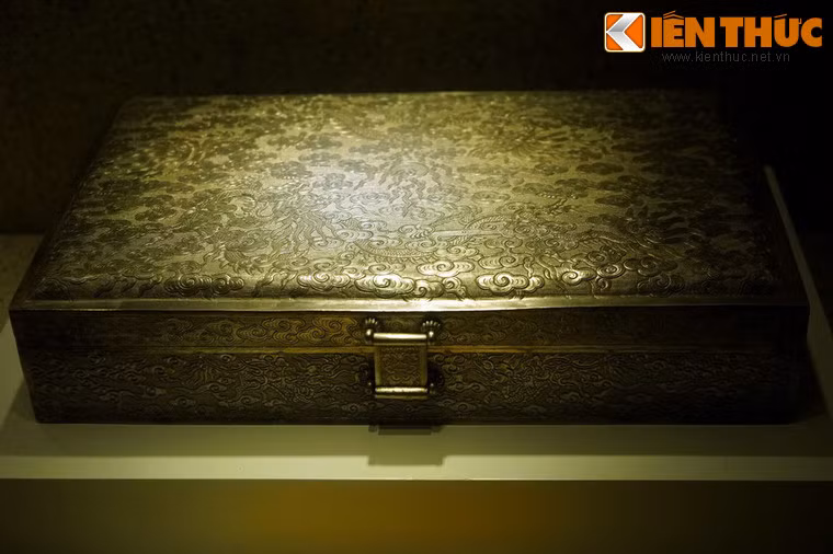 Hòm để sách được làm bằng bạc, bốn mặt chung quanh và nắp đều khắc rồng, có một hòm gỗ đỏ đựng ở ngoài, bịt góc và chìa khóa đều bằng vàng.