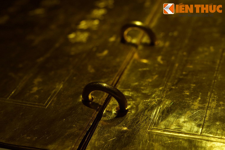 Trong suốt 143 năm tồn tại của triều Nguyễn, số lượng kim sách được làm ra chắc chắn là rất nhiều. Thật tiếc là do những biến động của lịch sử, những báu vật này đã bị hủy hoại hoặc thất lạc gần hết... (Hình ảnh trong bài chụp tại Bảo tàng Lịch sử Quốc gia Việt Nam).