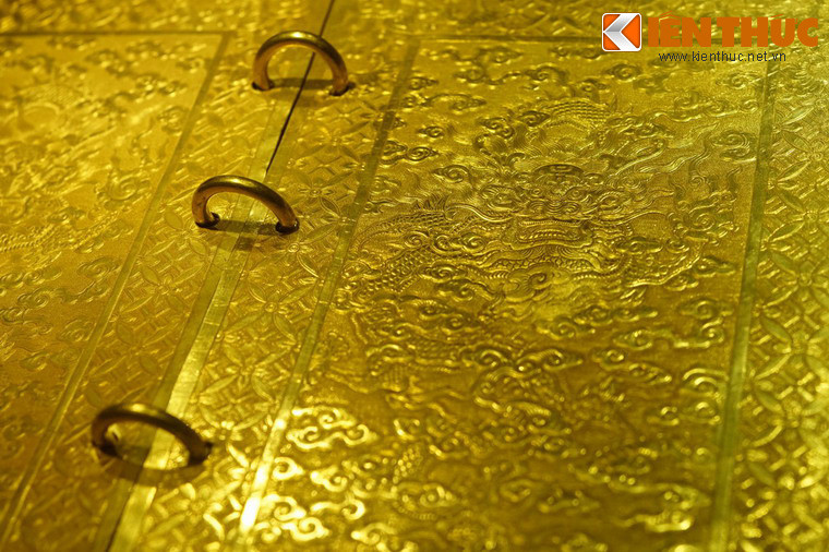 Sách của hoàng hậu làm bằng vàng mười tuổi, có sáu tờ, tờ trước và tờ sau chạm khắc rồng, mây, bốn tờ giữa khắc sách văn; dài năm tấc năm phân, ngang ba tấc năm phân, dày hai li.