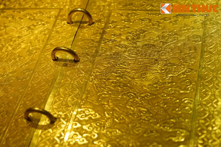 Sách của hoàng hậu làm bằng vàng mười tuổi, có sáu tờ, tờ trước và tờ sau chạm khắc rồng, mây, bốn tờ giữa khắc sách văn; dài năm tấc năm phân, ngang ba tấc năm phân, dày hai li.