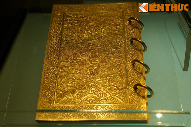 Kim sách được chế tác theo các quy định nghiêm ngặt về chất liệu, kích thước, số trang, hòm đựng... Cụ thể, sách của vua làm chín tờ bằng vàng mười tuổi, hai tờ trước, sau khắc rồng, mây, bảy tờ giữa sách văn; dài sáu tấc ba phân, ngang ba tấc sáu phân, dày hai li; bốn khuyên tròn bằng vàng.