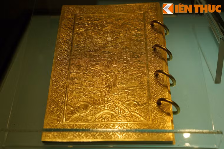 Kim sách được chế tác theo các quy định nghiêm ngặt về chất liệu, kích thước, số trang, hòm đựng... Cụ thể, sách của vua làm chín tờ bằng vàng mười tuổi, hai tờ trước, sau khắc rồng, mây, bảy tờ giữa sách văn; dài sáu tấc ba phân, ngang ba tấc sáu phân, dày hai li; bốn khuyên tròn bằng vàng.