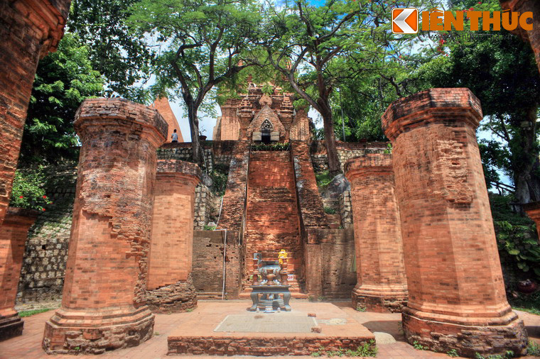 2. Nằm trên đỉnh một ngọn đồi nhỏ ở cửa sông Cái tại Nha Trang, tháp Chăm Po Nagar (tên đầy đủ là Yang Po Inư Nagar) là một trong những khu đền tháp Chăm Pa có quy mô lớn và đẹp nhất còn được gìn giữ ở Việt Nam.