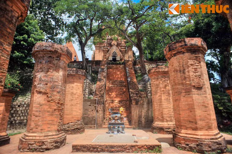 2. Nằm trên đỉnh một ngọn đồi nhỏ ở cửa sông Cái tại Nha Trang, tháp Chăm Po Nagar (tên đầy đủ là Yang Po Inư Nagar) là một trong những khu đền tháp Chăm Pa có quy mô lớn và đẹp nhất còn được gìn giữ ở Việt Nam.