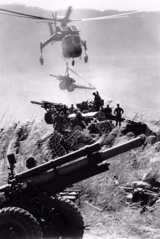 Một chiếc trực thăng Mỹ nâng khẩu pháo 155mm lên một điểm cao ở Khe Sanh trong lúc lính thủy quân lục chiến Mỹ và binh lính Sài Gòn đang bị bao vây ở đây, tháng 1/1969, ảnh của Henri Huet. Henri Huet mất do tai nạn máy bay trực thăng tại Lào cùng 3 phóng viên khác năm 1971. Các hình ảnh của ông có ảnh hưởng mạnh đến dư luận tại Mỹ.