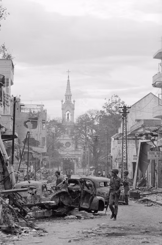 Quân lính Sài Gòn trên đường phố bị tàn phá nặng nề ở Chợ Lớn trong sự kiện Tết Mậu Thân 1968.