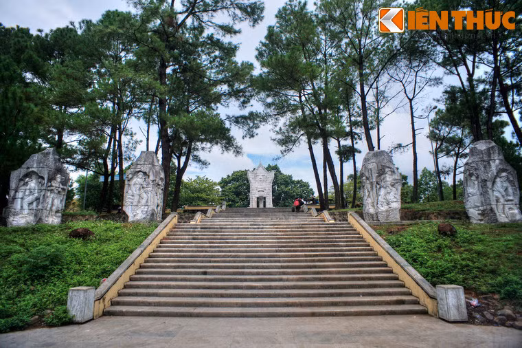 Tọa lạc trên khu đồi Bến Tắt, cạnh đường quốc lộ 15, thuộc địa phận xã Vĩnh Trường, huyện Gio Linh, Nghĩa trang liệt sỹ Trường Sơn là một địa danh lịch sử đặc biệt gắn liền với cuộc kháng chiến chống Mỹ của dân tộc Việt Nam.