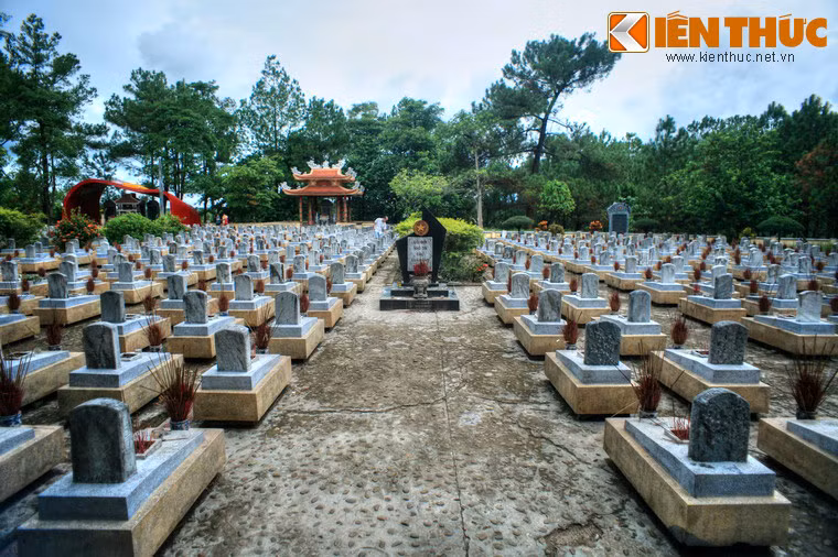 Mộ các liệt sĩ đã bắt đầu được quy tập tại đây từ cuối năm 1974. Nghĩa trang được khởi công xây dựng vào ngày 24/10/1975 và hoàn thành vào ngày 10/4/1977.