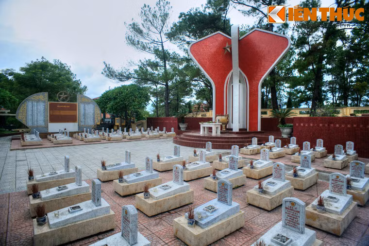 Nghĩa trang được xây dựng cạnh thượng nguồn sông Bến Hải, ranh giới phân đôi đất nước thời chiến tranh Việt Nam.