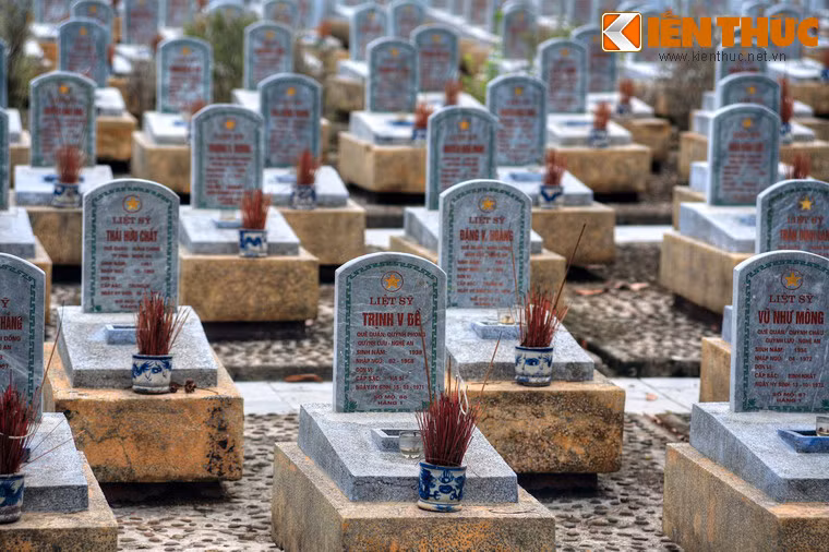 Khi đất mộ được chia thành các khu vực theo quê quán các liệt sĩ: Hà Nội, Bình Trị Thiên, Hà Nam Ninh, Hà Sơn Bình, Hải Hưng, Thái Bình, Hà Bắc, Nghệ Tĩnh, Thanh Hóa, Quảng Ninh, Vĩnh Phú, Hải Phòng, Cao Bằng, Hoàng Liên Sơn, Hà Tiên... và một khu dành cho 68 liệt sĩ khuyết danh. Các phần mộ được xây kiên cố, có sơ đồ mộ chí, được trông nom, giữ gìn chu đáo.