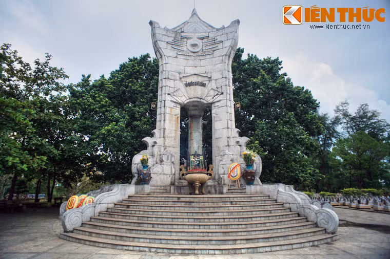 Khu trung tâm của nghĩa trang nằm trên một ngọn đồi cao 32,4m có đài tưởng niệm cao làm bằng đá trắng, rỗng ruột và khuyết ba mặt.