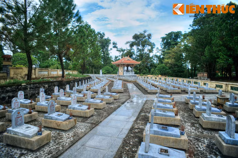 Các khu mộ liệt sĩ bố trí hài hòa trải trên năm quả đồi. Xen kẽ các khu mộ là những cánh rừng. Lối đi được lát đá, gạch hoặc tráng xi măng.