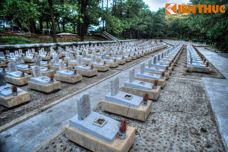 Chỉ huy xây dựng nghĩa trang là Bộ tư lệnh sư đoàn 559 với sự tham gia của hơn 40 đơn vị bộ đội chủ lực và bộ đội địa phương. Ngoài ra còn có tổ công nhân chuyên khắc chữ vào bia đá xã Hoà Hải, huyện Hòa Vang, tỉnh Quảng Nam.