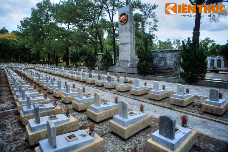 Sau ngày đất nước thống nhất, Trung ương Đảng và Bộ Quốc phòng đã phê chuẩn dự án xây dựng Nghĩa trang liệt sỹ Trường Sơn tại địa bàn tỉnh Quảng Trị làm nơi tưởng niệm, tôn vinh những người con thân yêu của tổ quốc đã anh dũng hy sinh xương máu của mình trên các nẻo đường Trường Sơn.