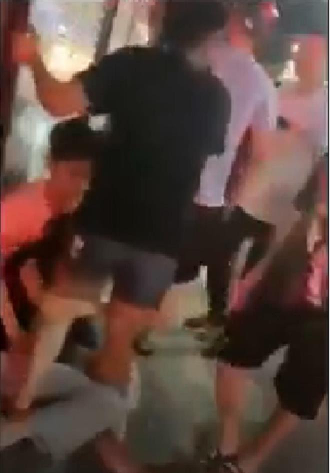 Được biết, chị P.T.N.A từng là nhân viên bán hàng tại cửa hàng thời trang do Phạm Thanh Thúy làm chủ (thời gian làm việc khoảng 4 - 5 tháng). Sau đó, do mâu thuẫn cá nhân, cả hai “lời qua, tiếng lại”, nhắn tin thách thức. Đối tượng Thúy có hẹn gặp N.A nói để giải quyết mâu thuẫn nhưng N.A không đồng ý. Sau đó, Thúy cùng chồng và một người quen đến cửa hàng nơi N.A làm việc để “dằn mặt” nạn nhân.