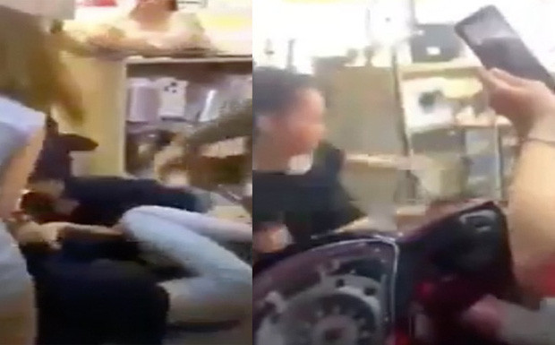 Nạn nhân liên tục bị các đối tượng túm tóc, tát, đánh, đạp vào người từ trong cửa hàng rồi bị lôi ra ngoài vỉa hè, mặc cho những người xung quanh can ngăn. Chỉ khi lực lượng chức năng xuất hiện, nhóm người này mới dừng hành vi hành hung nhân viên cũ lại.