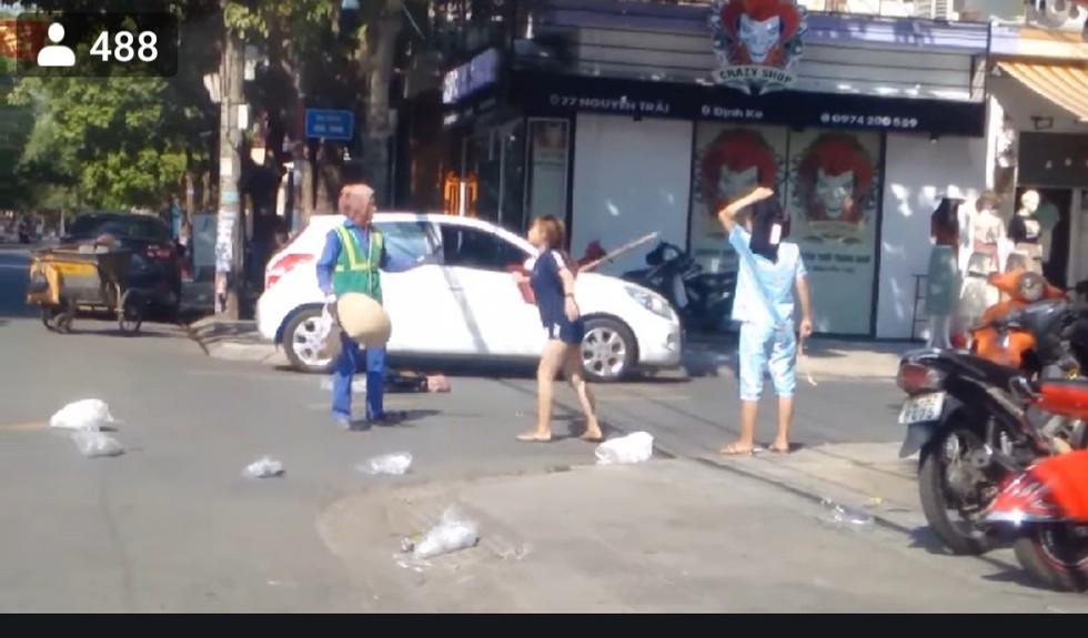 Ngày 19/5/2019, Chị Dương Hoa (47 tuổi, nhân viên đội 1, Công ty Môi trường và Độ thị TP Đông Hà) quét rác ở đường Nguyễn Trãi thì bị một chủ cửa hàng bán quần áo đánh. Theo đó, khi vừa dọn sạch đoạn trước số nhà 79 (shop bán quần áo Ly Zim) thì chị Hoa phát hiện chủ cửa hàng đổ rác ra đường bay tung toé. Chị nhắc nhở nhưng chủ cửa hàng này đã lao ra đường, chỉ thẳng mặt chị lao công chửi bới, chụp lấy cây chổi của chị lao công rồi dùng tay đánh vào đầu, cầm xúc rác ném vào chị lao công.