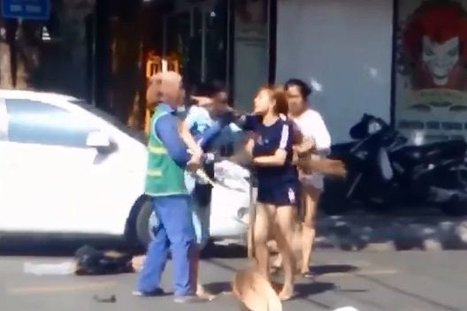 Thậm chí, khi nón của cô lao công rơi xuống đất, cô gái này dùng chân đạp lên, trong khi tay vẫn dí vào mặt cô lao công đầy thách thức. Sau khi video đăng lên mạng, chủ cửa hàng phải đóng cửa, tắt điện thoại, đóng trang facebook bán hàng vì nhiều người vào ý kiến, đánh giá 1 sao…