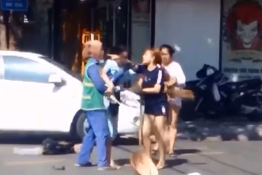 Thậm chí, khi nón của cô lao công rơi xuống đất, cô gái này dùng chân đạp lên, trong khi tay vẫn dí vào mặt cô lao công đầy thách thức. Sau khi video đăng lên mạng, chủ cửa hàng phải đóng cửa, tắt điện thoại, đóng trang facebook bán hàng vì nhiều người vào ý kiến, đánh giá 1 sao…