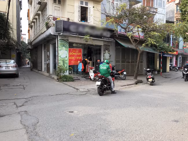 Sau khi xác minh, người đi xe máy là chủ cửa hàng thời trang tại chợ Nguyễn Đổng Chi, phường Cầu Diễn, quận Nam Từ Liêm, Hà Nội. Do người bán hàng rong thường xuyên ngồi trước cửa hàng nên chị bức xúc. Sau khi hình ảnh được tung lên mạng, chị phải đóng cửa hàng nhiều ngày vì áp lực dư luận.